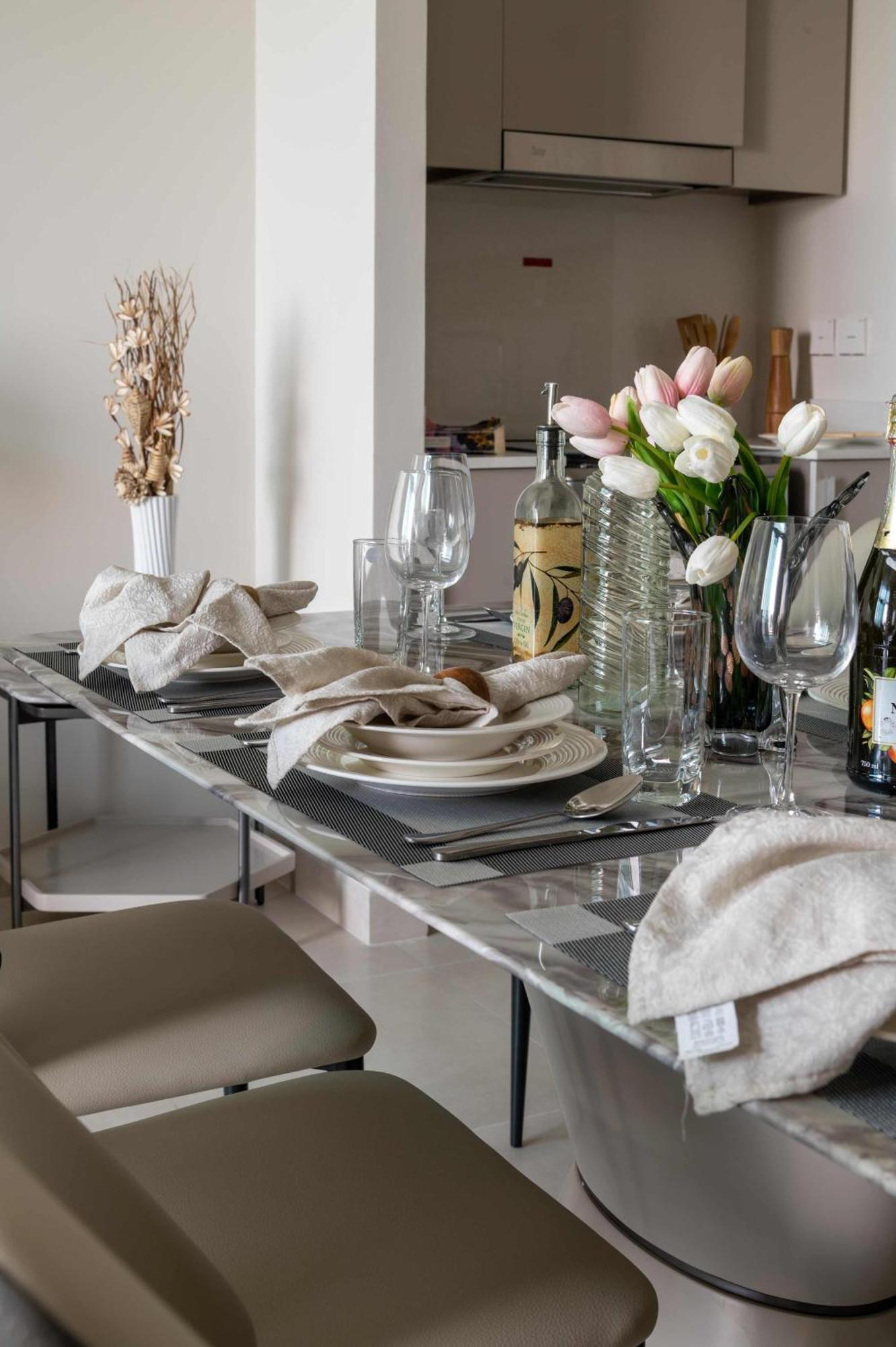 Frank Porter - Creek Crescent Tower 1 Apartment *